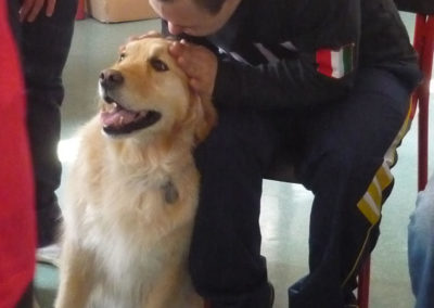 scuola-speciale-bambino-conosce-il-cane-dipi